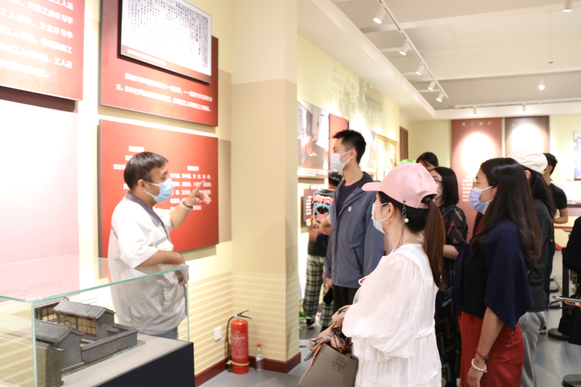 图为同学们在纪念馆内聆听讲解.JPG 图为同学们在纪念馆内聆听讲解.JPG