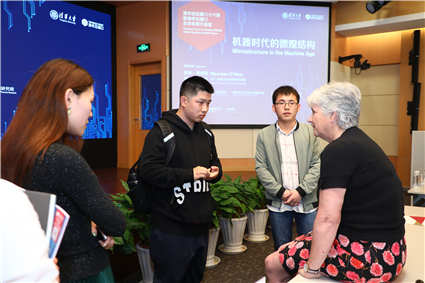 4-图为会后奥哈拉教授与参会学生亲切交流_副本.jpg 4-图为会后奥哈拉教授与参会学生亲切交流_副本.jpg