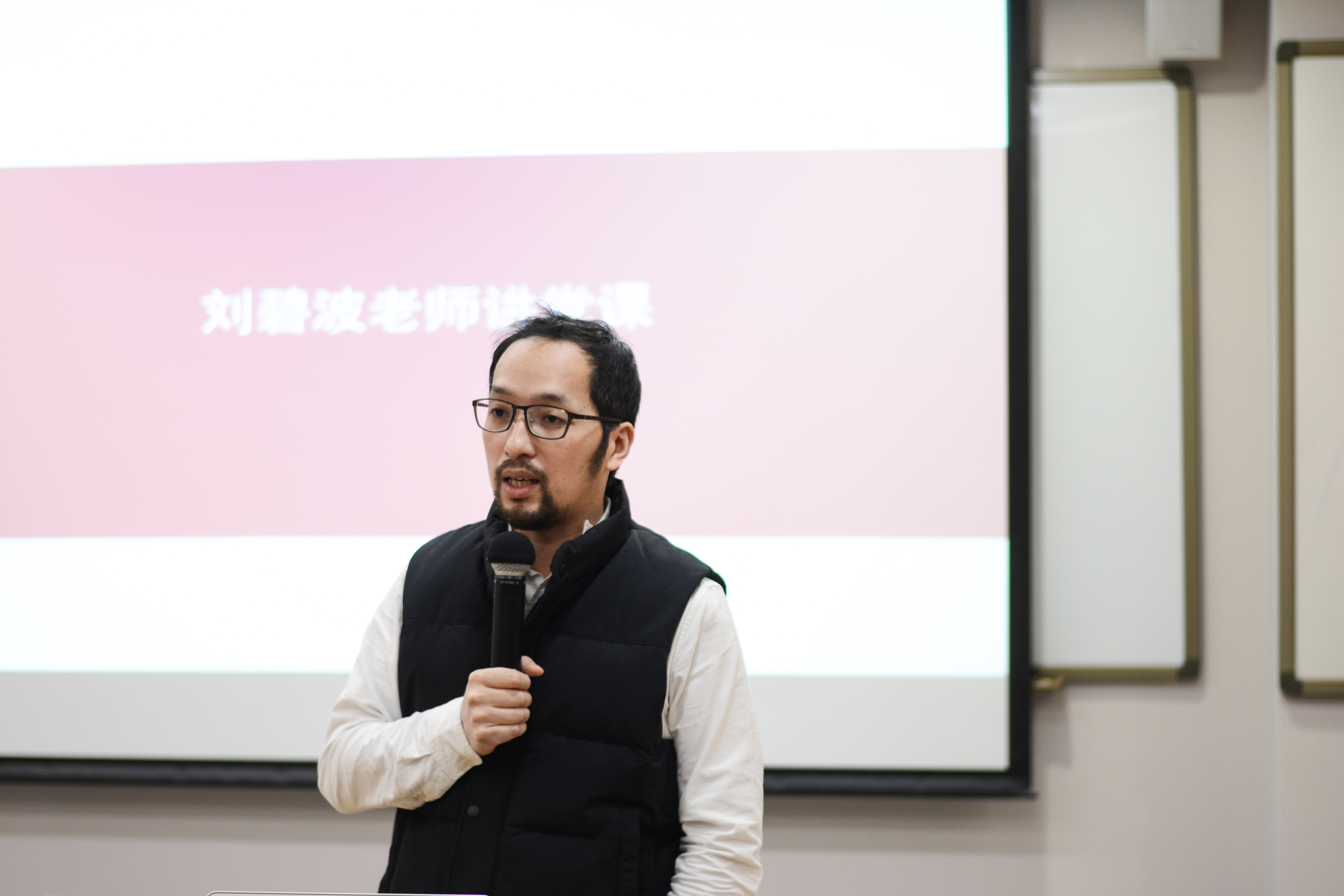 图为学院党委委员、院长助理刘碧波老师讲党课.jpg 图为学院党委委员、院长助理刘碧波老师讲党课.jpg