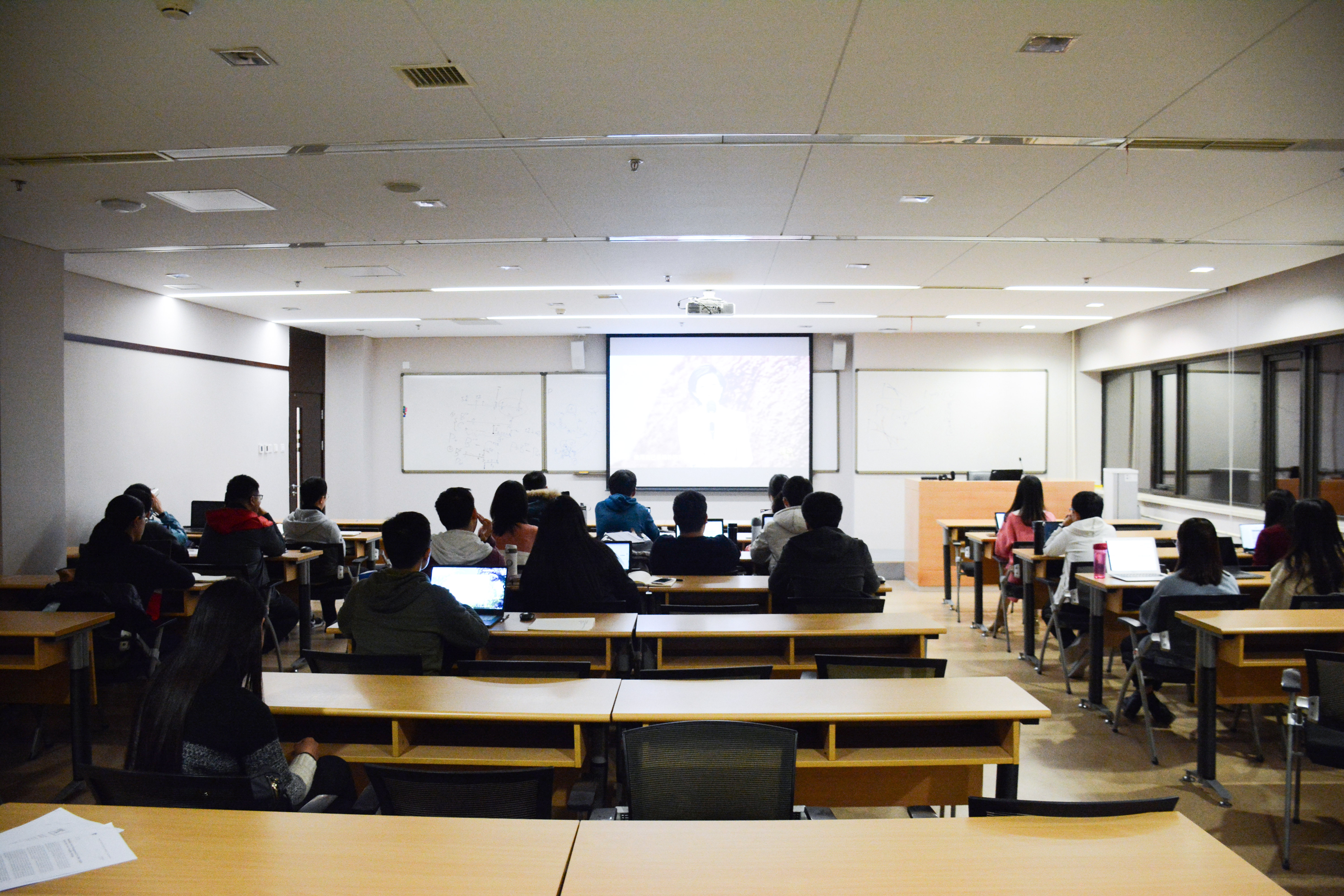 图为党支部同学集体观看纪录片《榜样4》.jpg 图为党支部同学集体观看纪录片《榜样4》.jpg