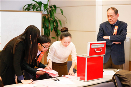 监票和计票中.jpg 监票和计票中.jpg