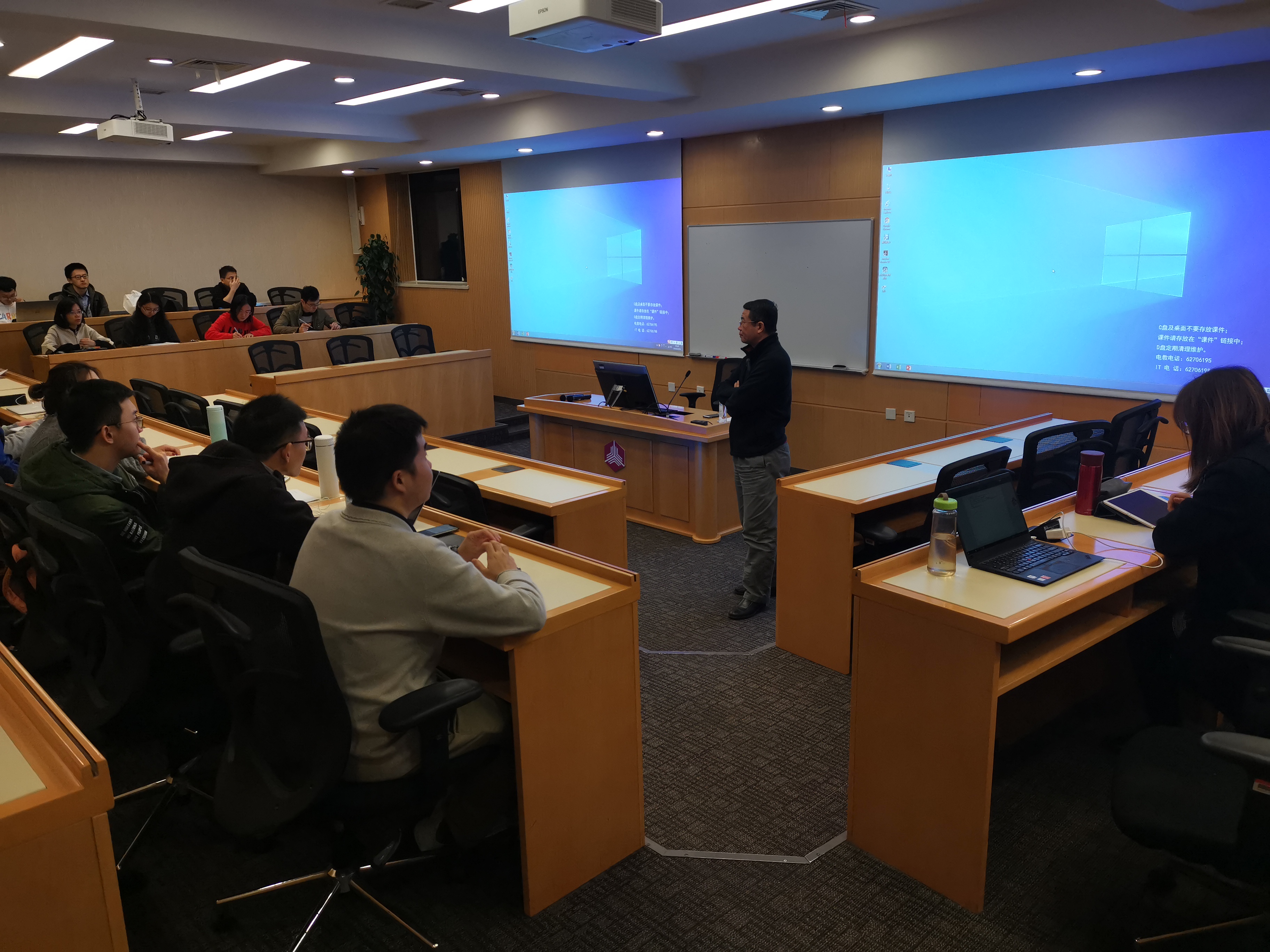 图2 支部同学们认真聆听.jpg 图2 支部同学们认真聆听.jpg