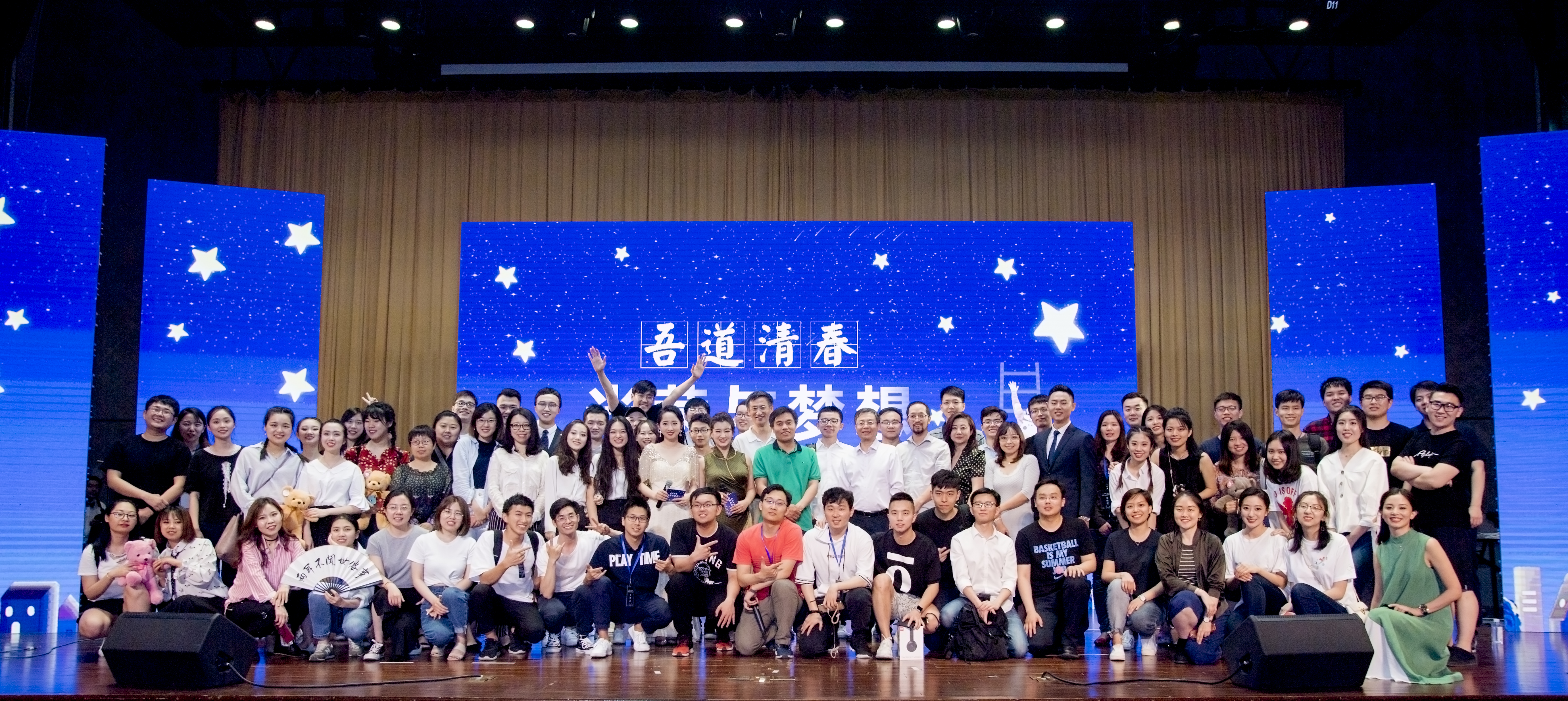 图为演职人员合影.jpg 图为演职人员合影.jpg