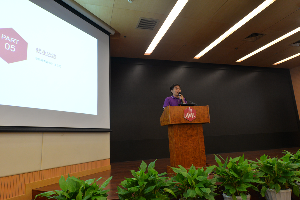 王正位在大会上讲话.JPG 王正位在大会上讲话.JPG