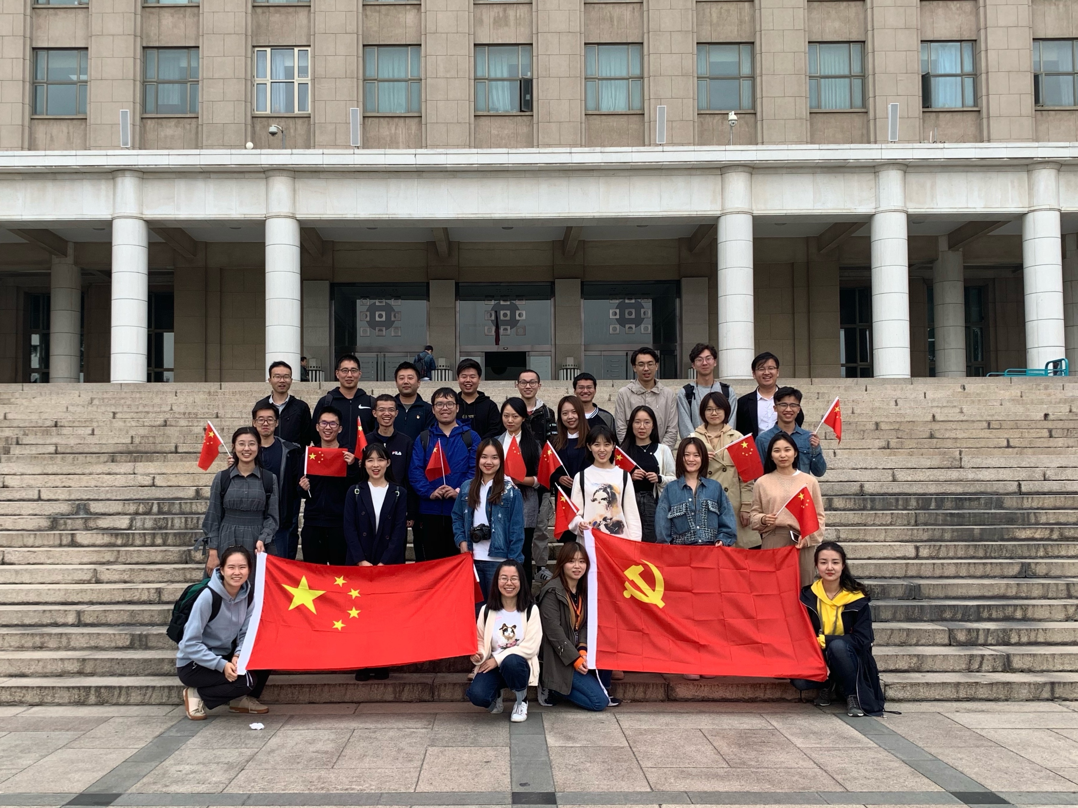 图1 中央主楼前合影.jpg 图1 中央主楼前合影.jpg