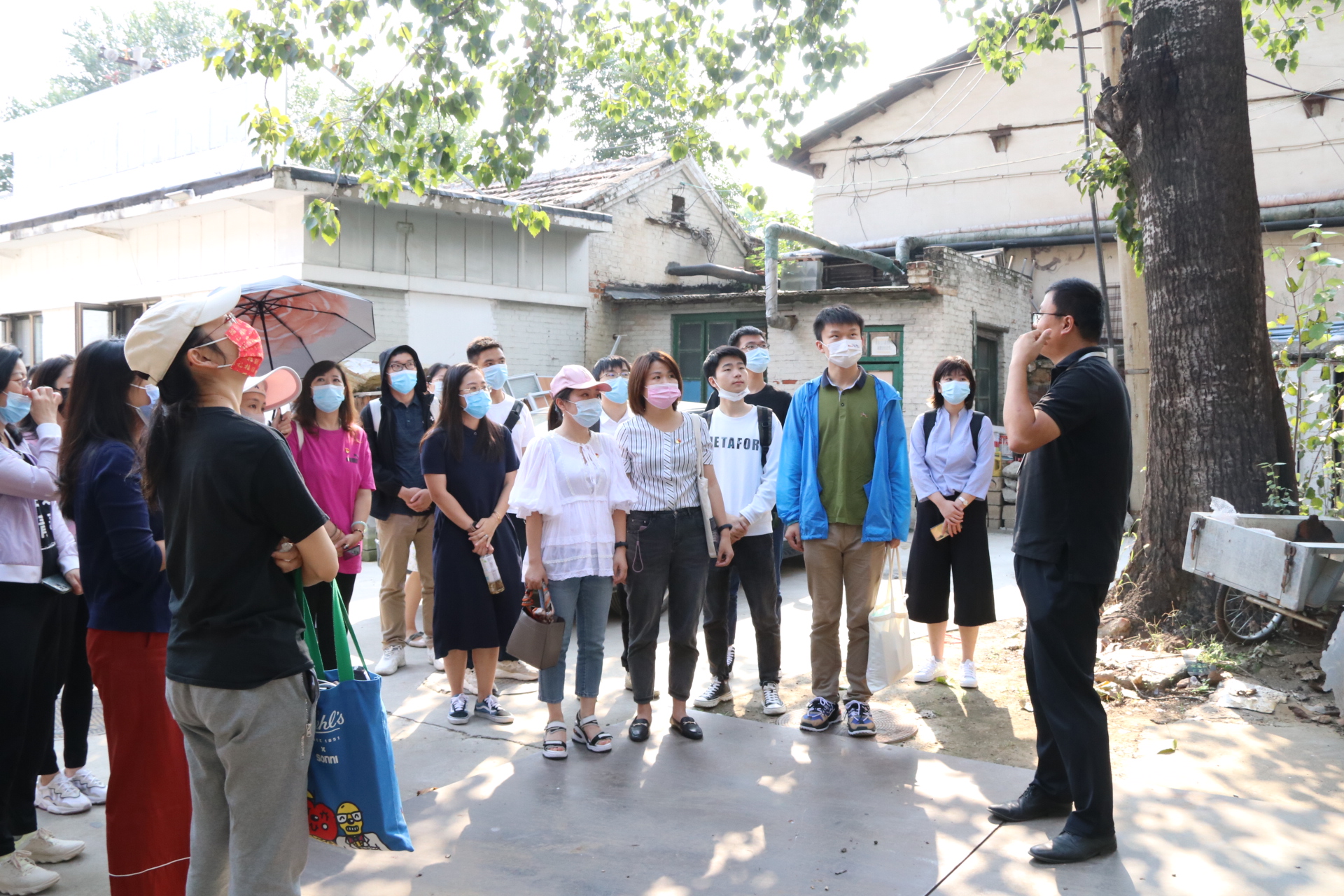 图为师生在二七厂原址听工作人员讲解发展历史.JPG 图为师生在二七厂原址听工作人员讲解发展历史.JPG